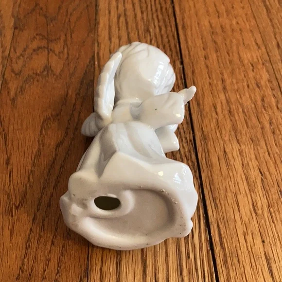 Ceramic angel with flute. - Picture 3 of 3